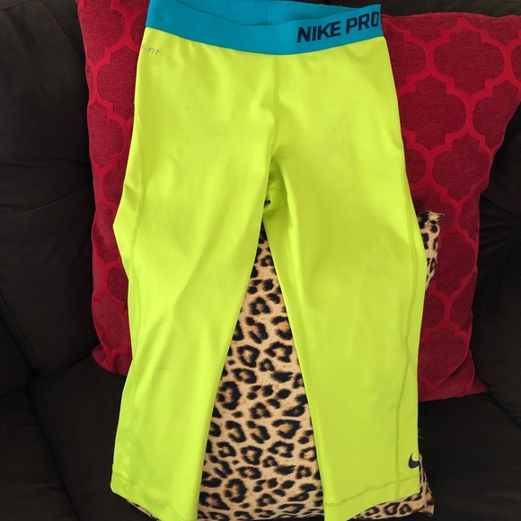 **SOLD**Nike Pro capris-Ladies - Picture 2 of 8